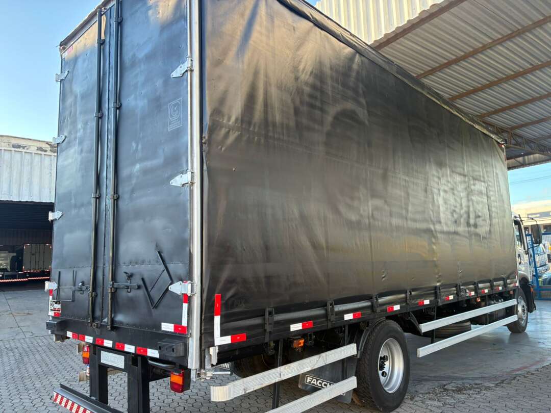 Caminhão VOLKSWAGEN VW 13180 Baú Sider ANO 2012 de Vieira Caminhões no Paraná