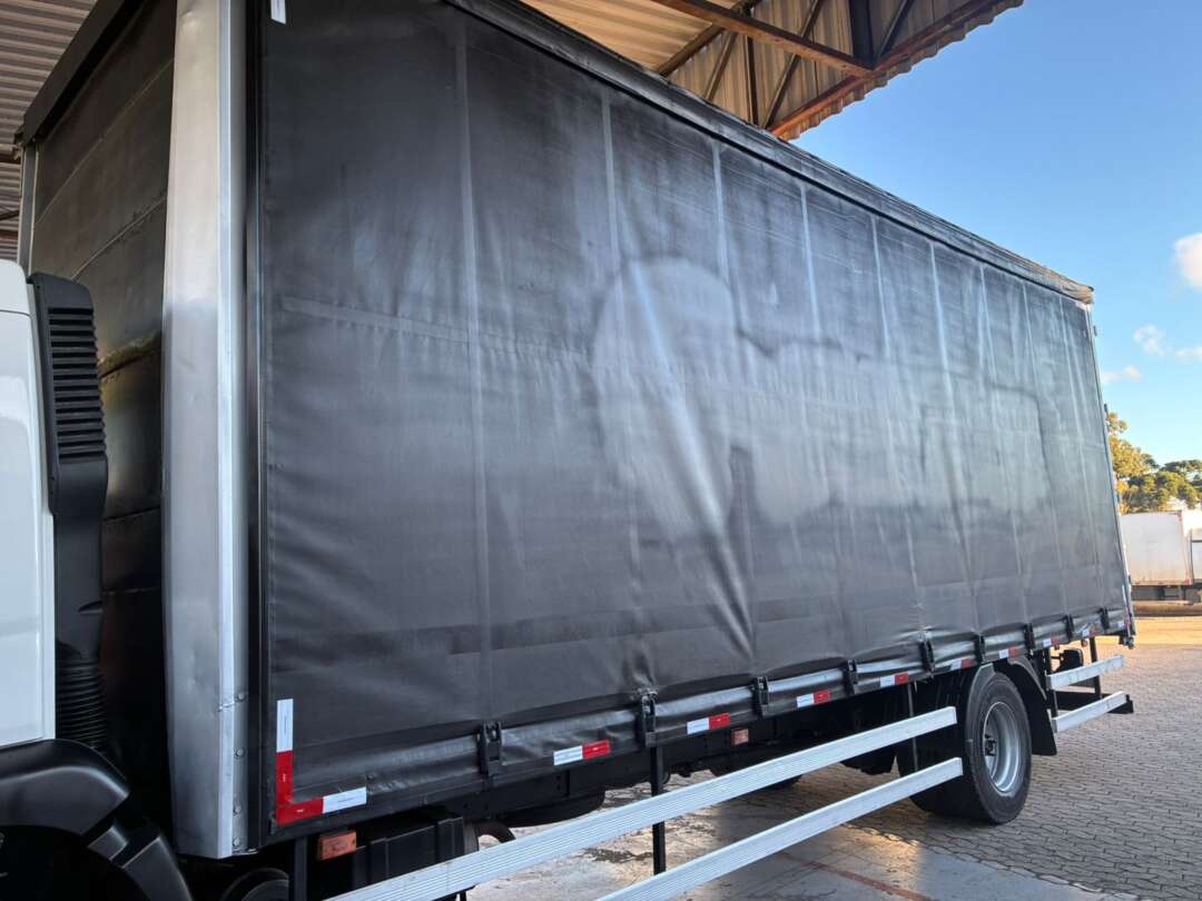 Caminhão VOLKSWAGEN VW 13180 Baú Sider ANO 2012 de Vieira Caminhões no Paraná