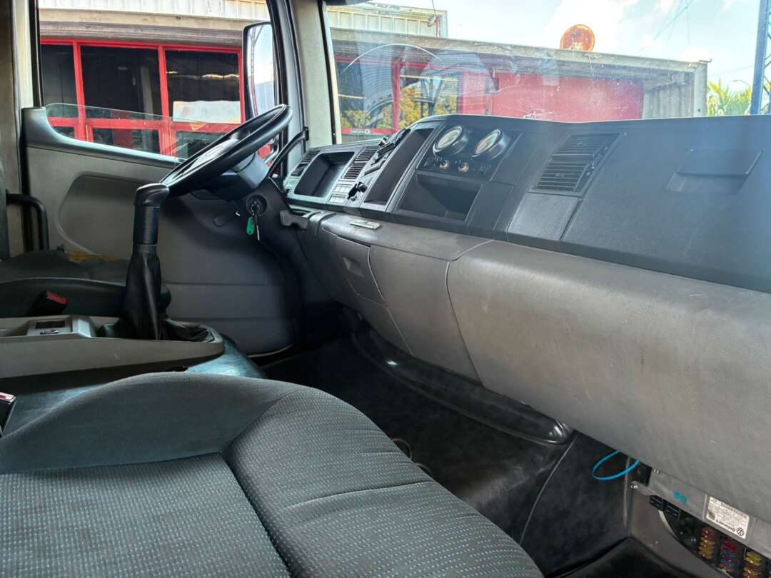 Caminhão VOLKSWAGEN VW 13180 Baú Sider ANO 2012 de Vieira Caminhões no Paraná