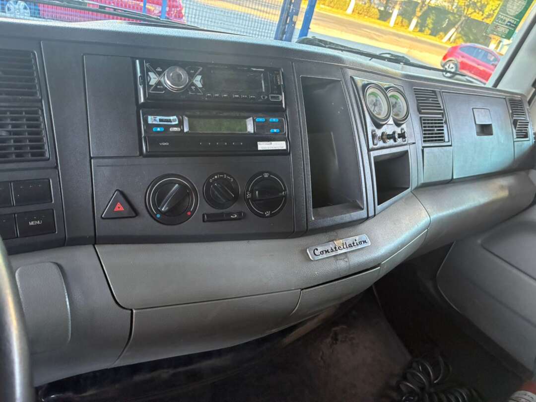 Caminhão VOLKSWAGEN VW 13180 Baú Sider ANO 2012 de Vieira Caminhões no Paraná