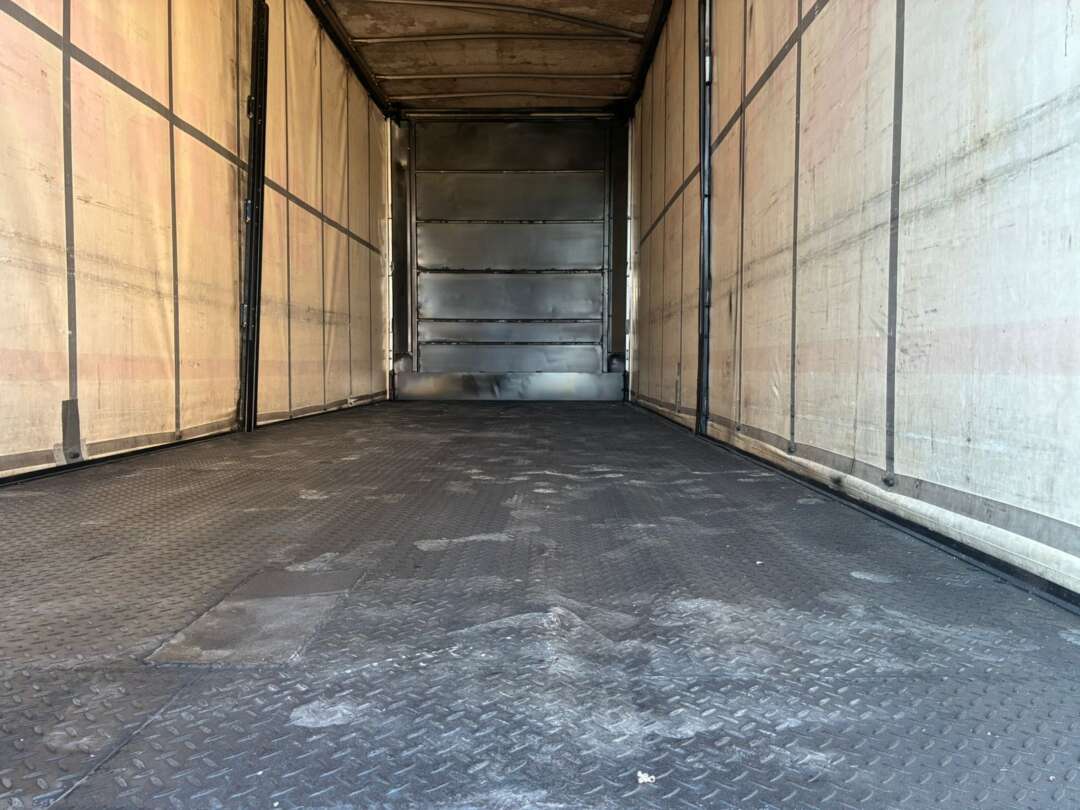 Caminhão VOLKSWAGEN VW 13180 Baú Sider ANO 2012 de Vieira Caminhões no Paraná