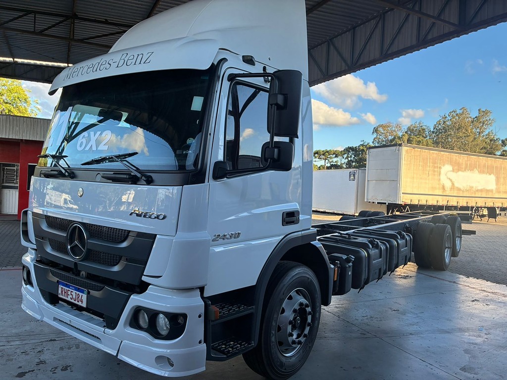 Caminhão MERCEDES BENZ MB 2430 Chassis ANO 2021 de Vieira Caminhões no Paraná