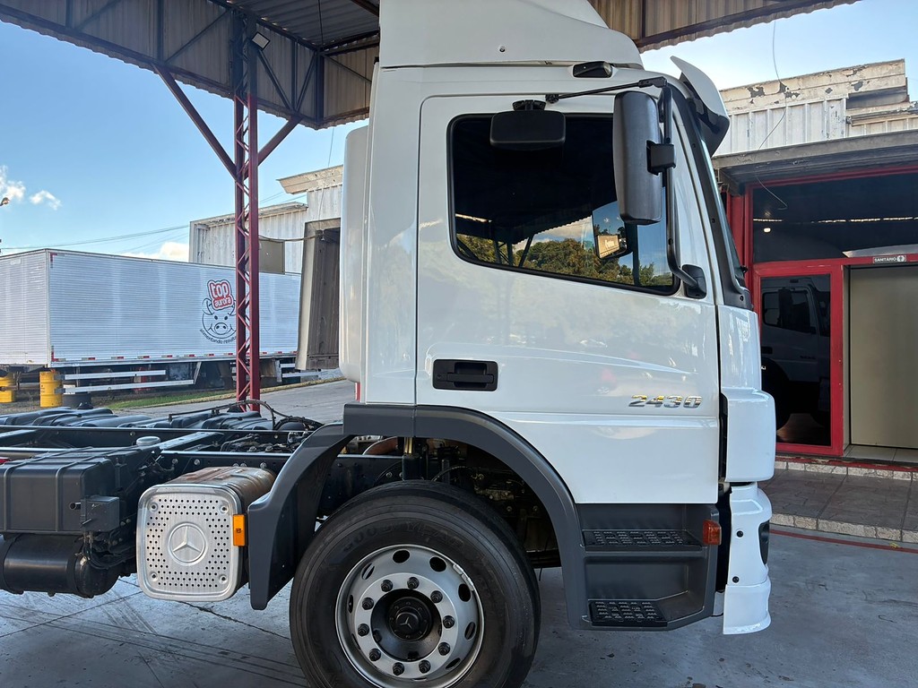 Caminhão MERCEDES BENZ MB 2430 Chassis ANO 2021 de Vieira Caminhões no Paraná