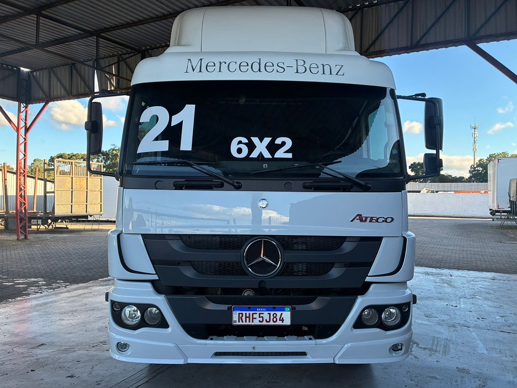 Caminhão MERCEDES BENZ MB 2430 Chassis ANO 2021 de Vieira Caminhões no Paraná