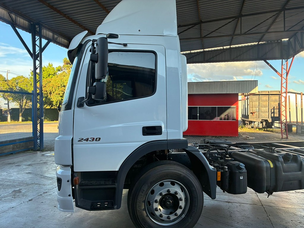 Caminhão MERCEDES BENZ MB 2430 Chassis ANO 2021 de Vieira Caminhões no Paraná
