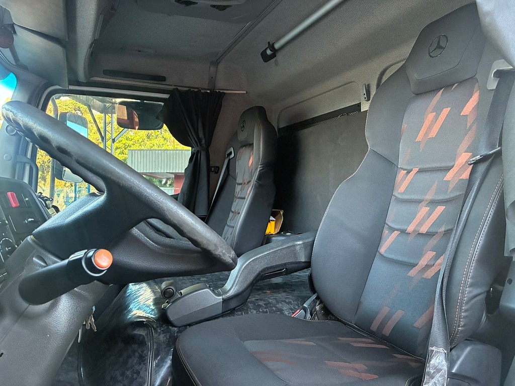 Caminhão MERCEDES BENZ MB 2430 Chassis ANO 2021 de Vieira Caminhões no Paraná