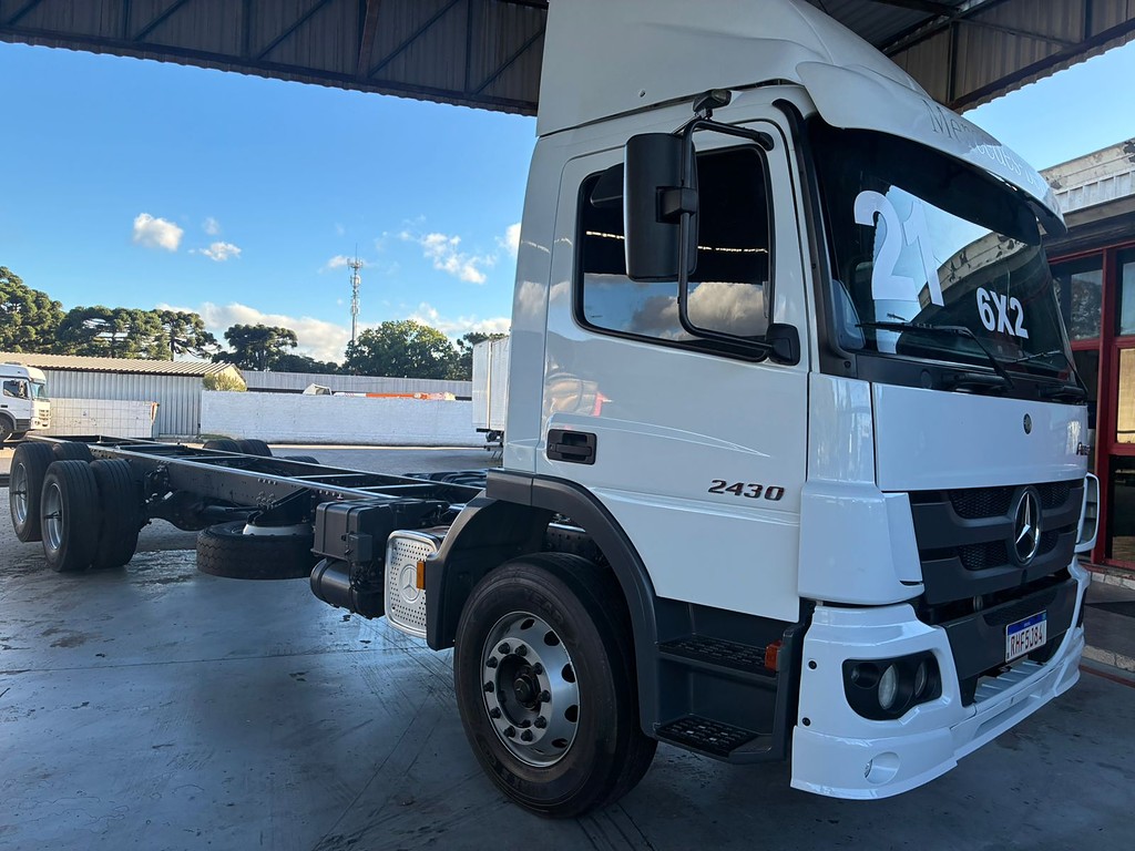 Caminhão MERCEDES BENZ MB 2430 Chassis ANO 2021 de Vieira Caminhões no Paraná
