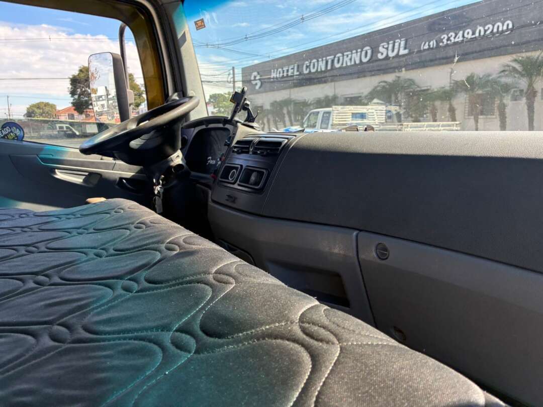 Caminhão MERCEDES BENZ MB 2425 Guincho Munck ANO 2011 de Vieira Caminhões no Paraná