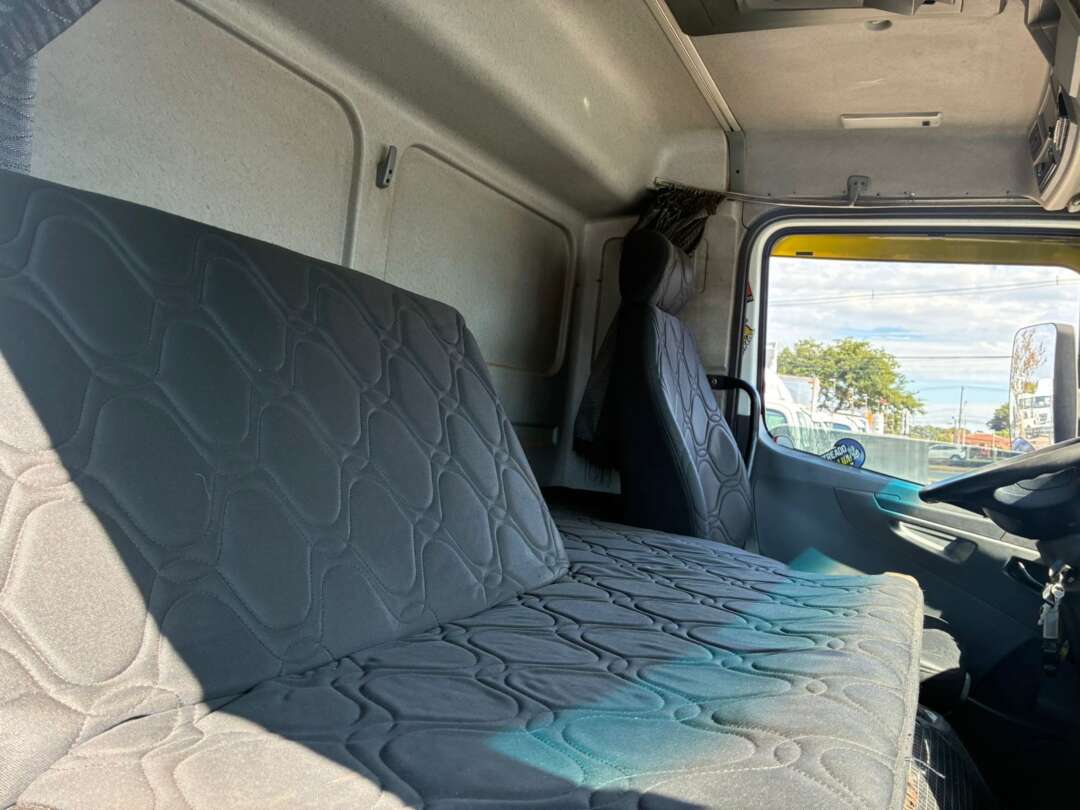 Caminhão MERCEDES BENZ MB 2425 Guincho Munck ANO 2011 de Vieira Caminhões no Paraná