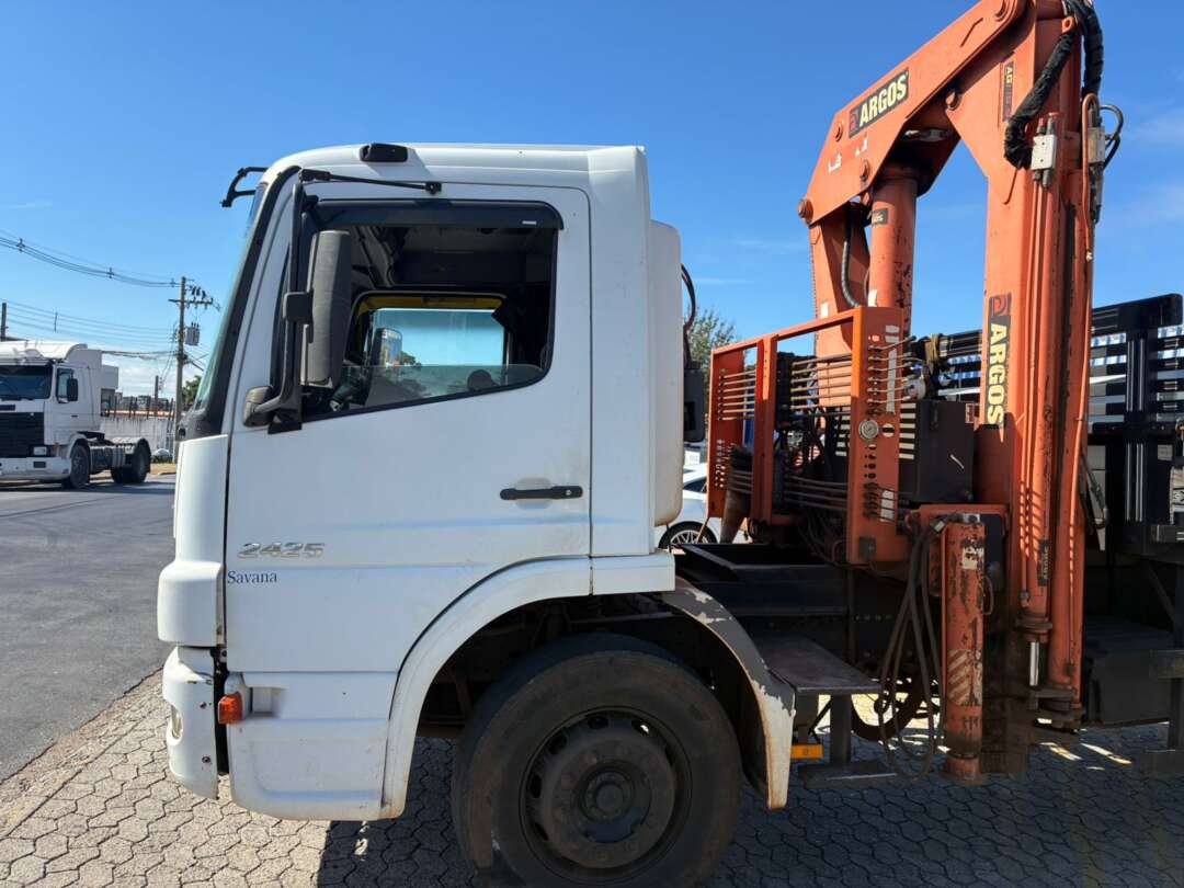 Caminhão MERCEDES BENZ MB 2425 Guincho Munck ANO 2011 de Vieira Caminhões no Paraná