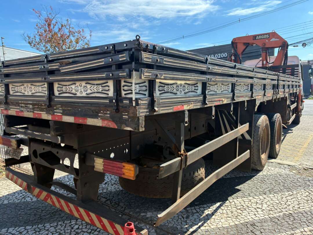 Caminhão MERCEDES BENZ MB 2425 Guincho Munck ANO 2011 de Vieira Caminhões no Paraná