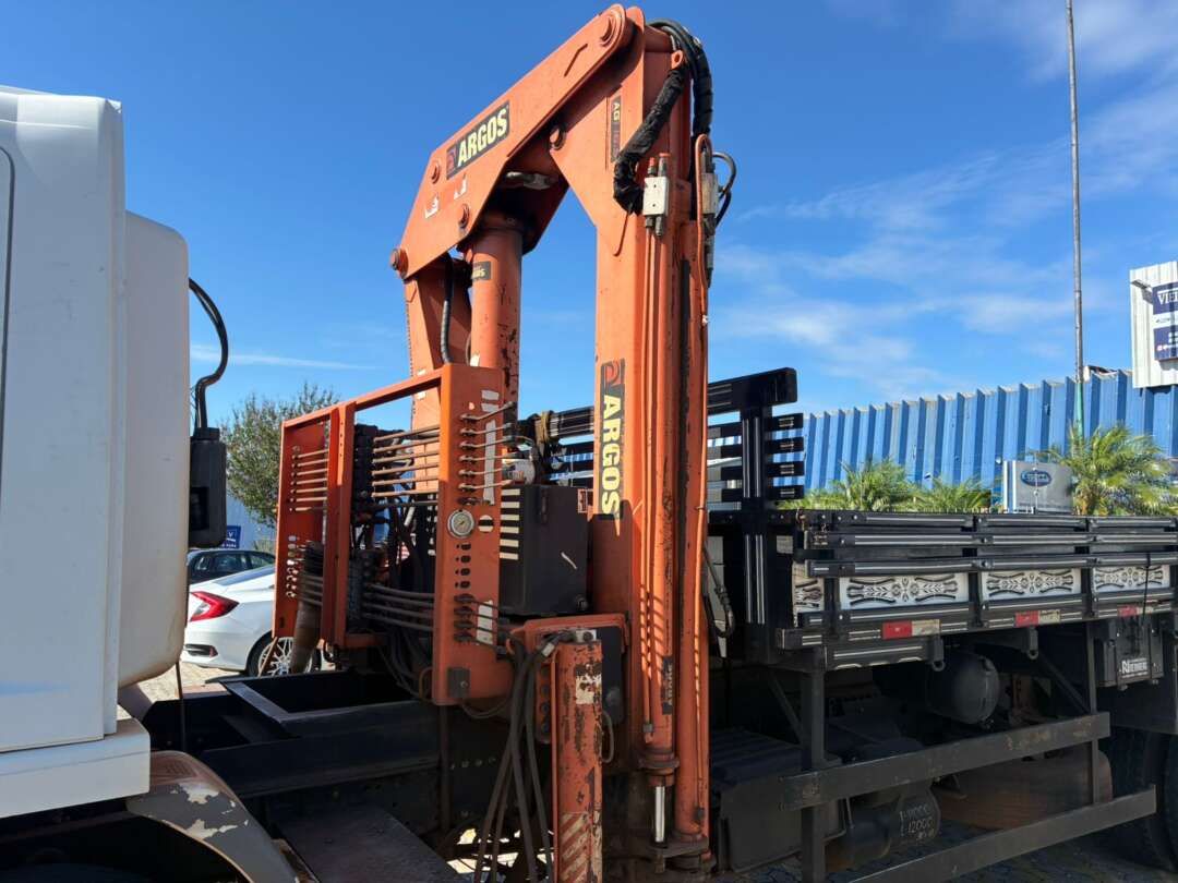 Caminhão MERCEDES BENZ MB 2425 Guincho Munck ANO 2011 de Vieira Caminhões no Paraná