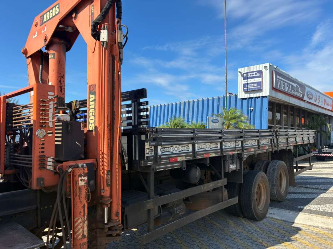 Caminhão MERCEDES BENZ MB 2425 Guincho Munck ANO 2011 de Vieira Caminhões no Paraná