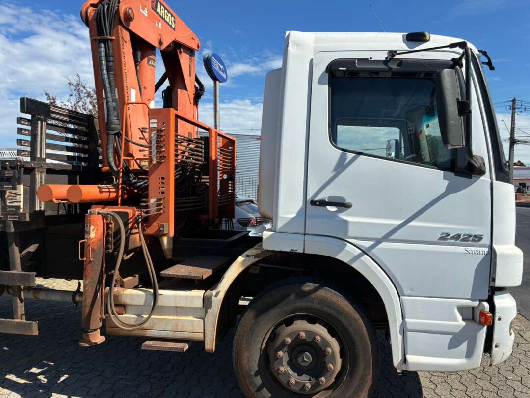 Caminhão MERCEDES BENZ MB 2425 Guincho Munck ANO 2011 de Vieira Caminhões no Paraná