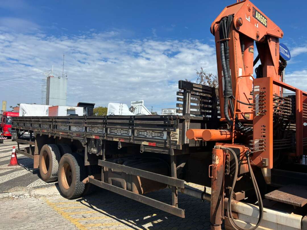 Caminhão MERCEDES BENZ MB 2425 Guincho Munck ANO 2011 de Vieira Caminhões no Paraná