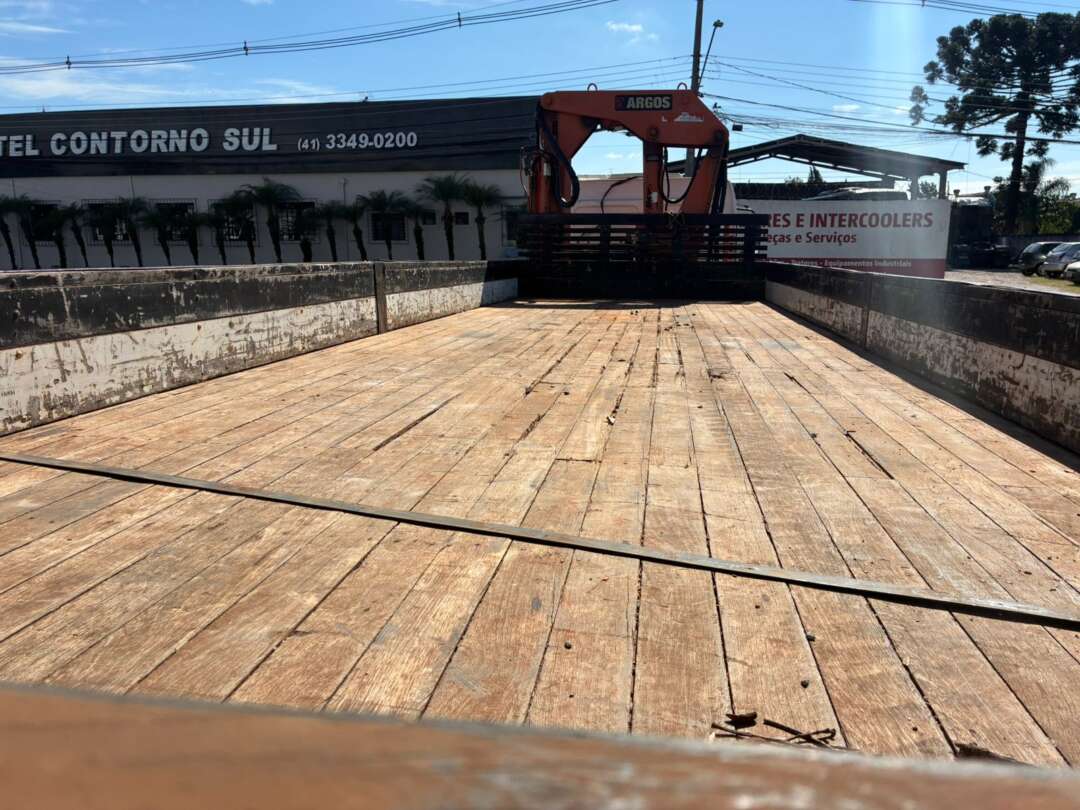 Caminhão MERCEDES BENZ MB 2425 Guincho Munck ANO 2011 de Vieira Caminhões no Paraná