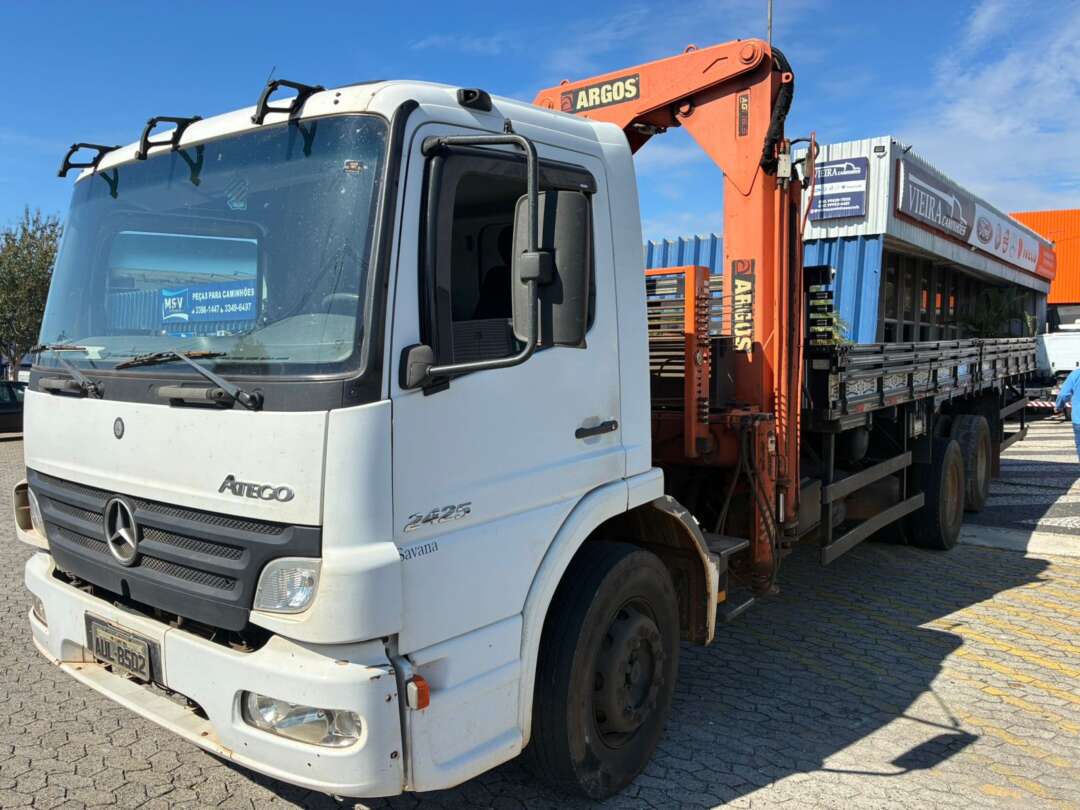 Caminhão MERCEDES BENZ MB 2425 Guincho Munck ANO 2011 de Vieira Caminhões no Paraná