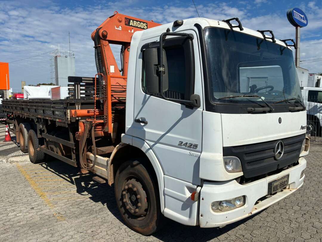Caminhão MERCEDES BENZ MB 2425 Guincho Munck ANO 2011 de Vieira Caminhões no Paraná