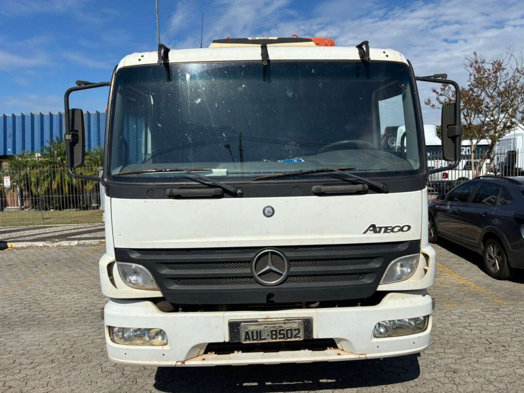 Caminhão MERCEDES BENZ MB 2425 Guincho Munck ANO 2011 de Vieira Caminhões no Paraná