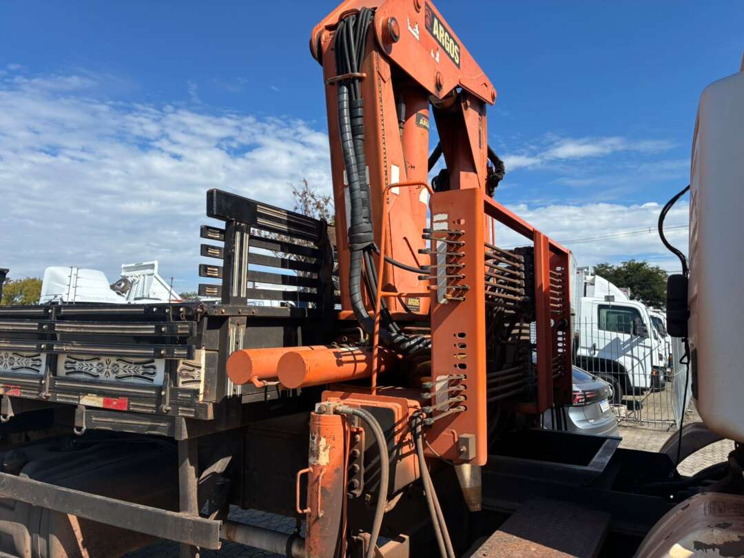 Caminhão MERCEDES BENZ MB 2425 Guincho Munck ANO 2011 de Vieira Caminhões no Paraná