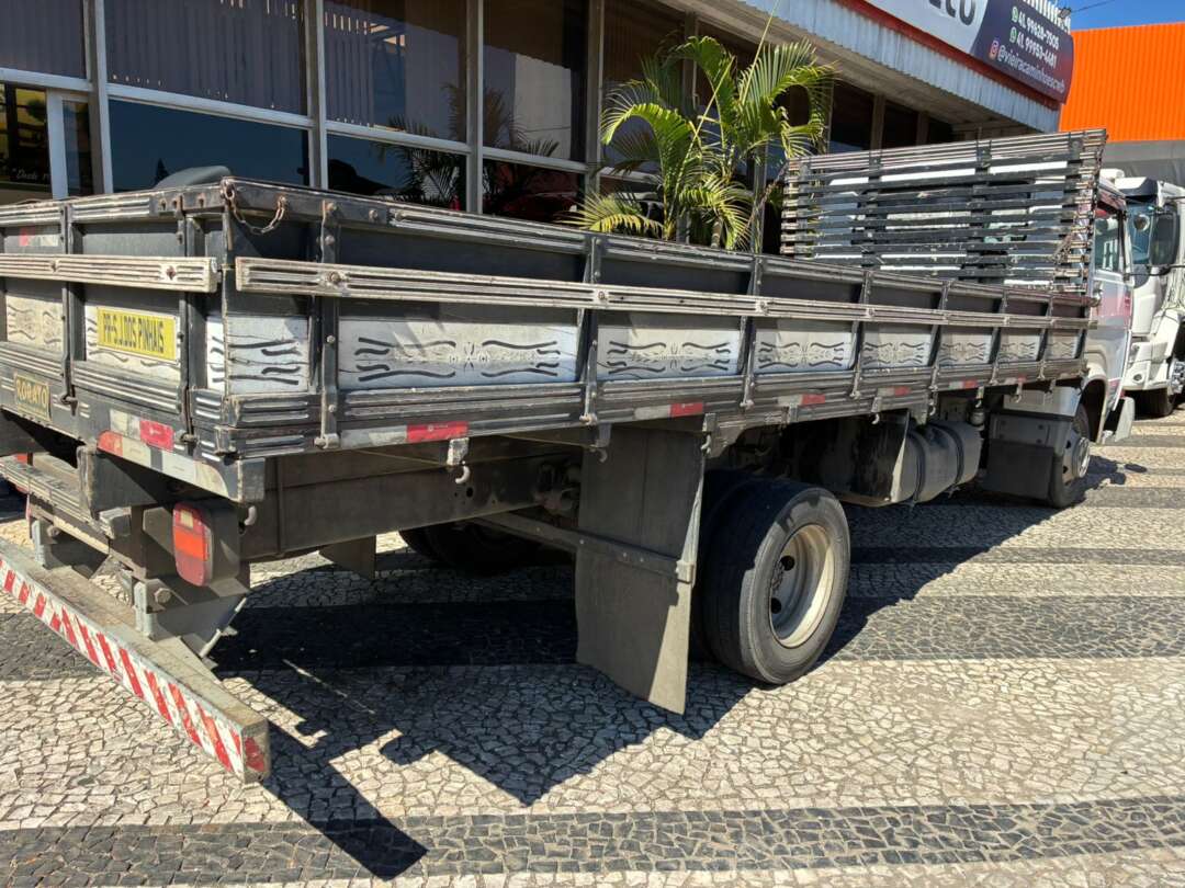 Caminhão VOLKSWAGEN VW 8120 Carroceria ANO 2007 de Vieira Caminhões no Paraná