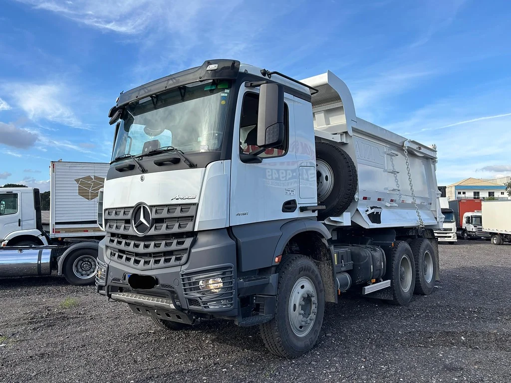 Caminhão MERCEDES BENZ MB 4851 Caçamba Basculante ANO 2023 de Geração Caminhões e Carretas no Paraná