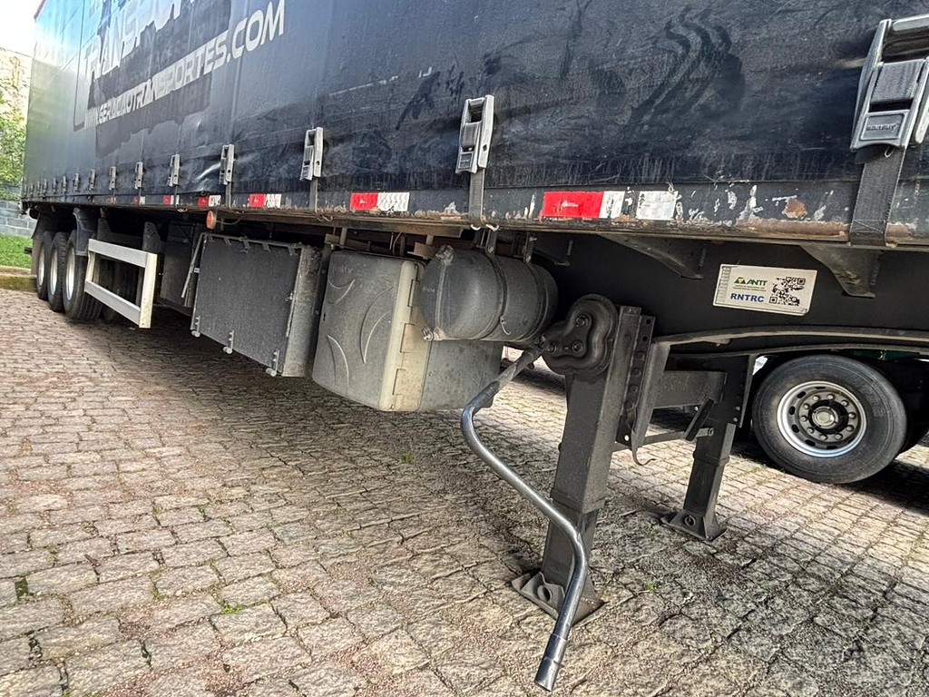 Carreta SEMI-REBOQUE BAU SIDER Librelato ANO 2012 3 Eixos de Geração Caminhões e Carretas no Paraná