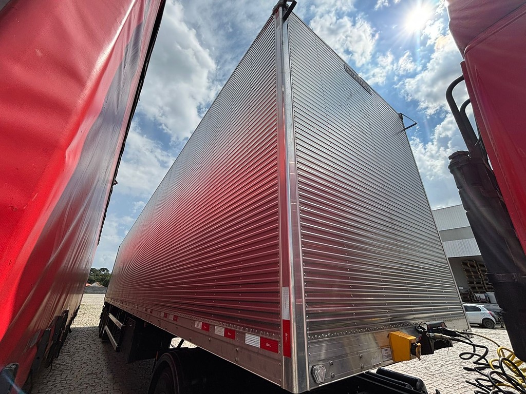 Carreta SEMI-REBOQUE BAU FURGAO Guerra ANO 2025 3 Eixos de Geração Caminhões e Carretas no Paraná