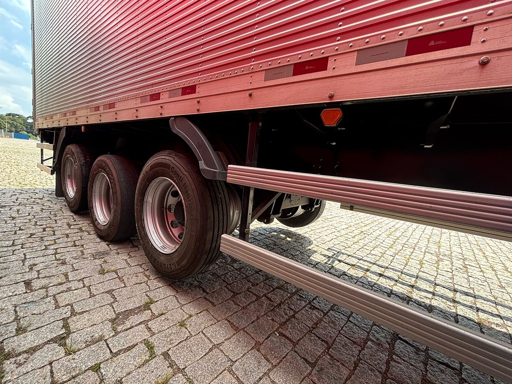 Carreta SEMI-REBOQUE BAU FURGAO Guerra ANO 2025 3 Eixos de Geração Caminhões e Carretas no Paraná