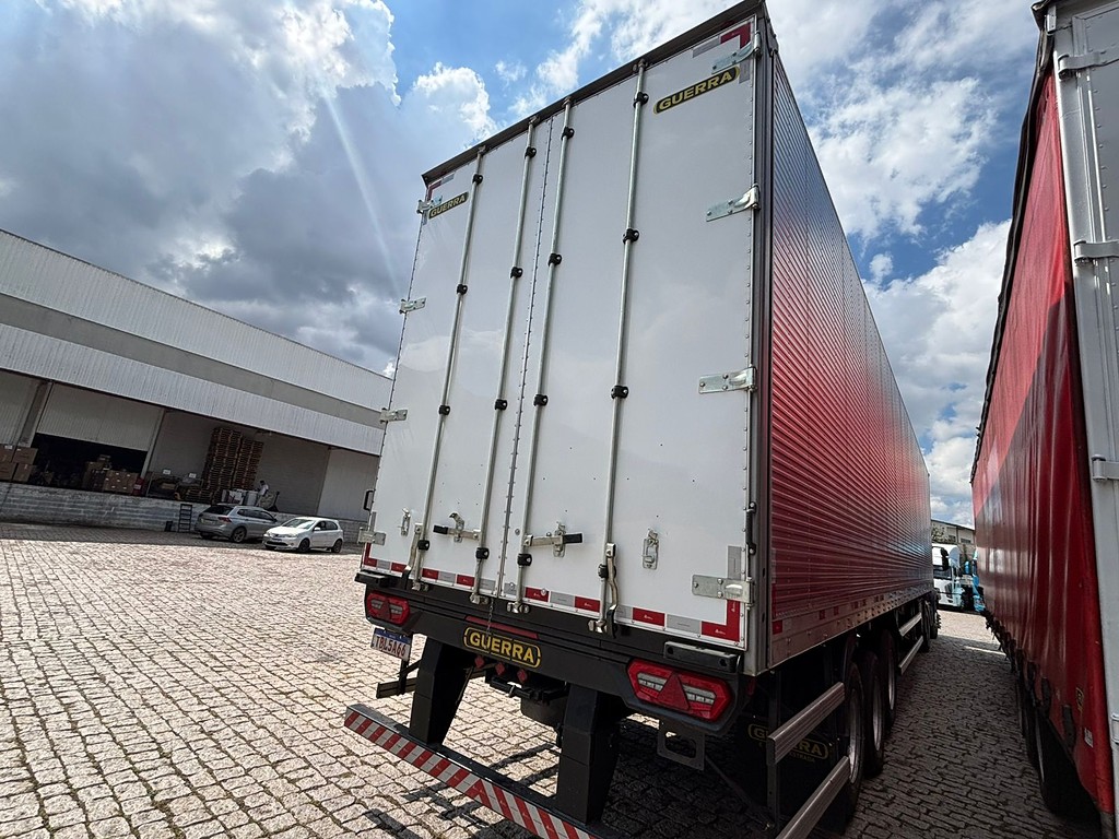 Carreta SEMI-REBOQUE BAU FURGAO Guerra ANO 2025 3 Eixos de Geração Caminhões e Carretas no Paraná