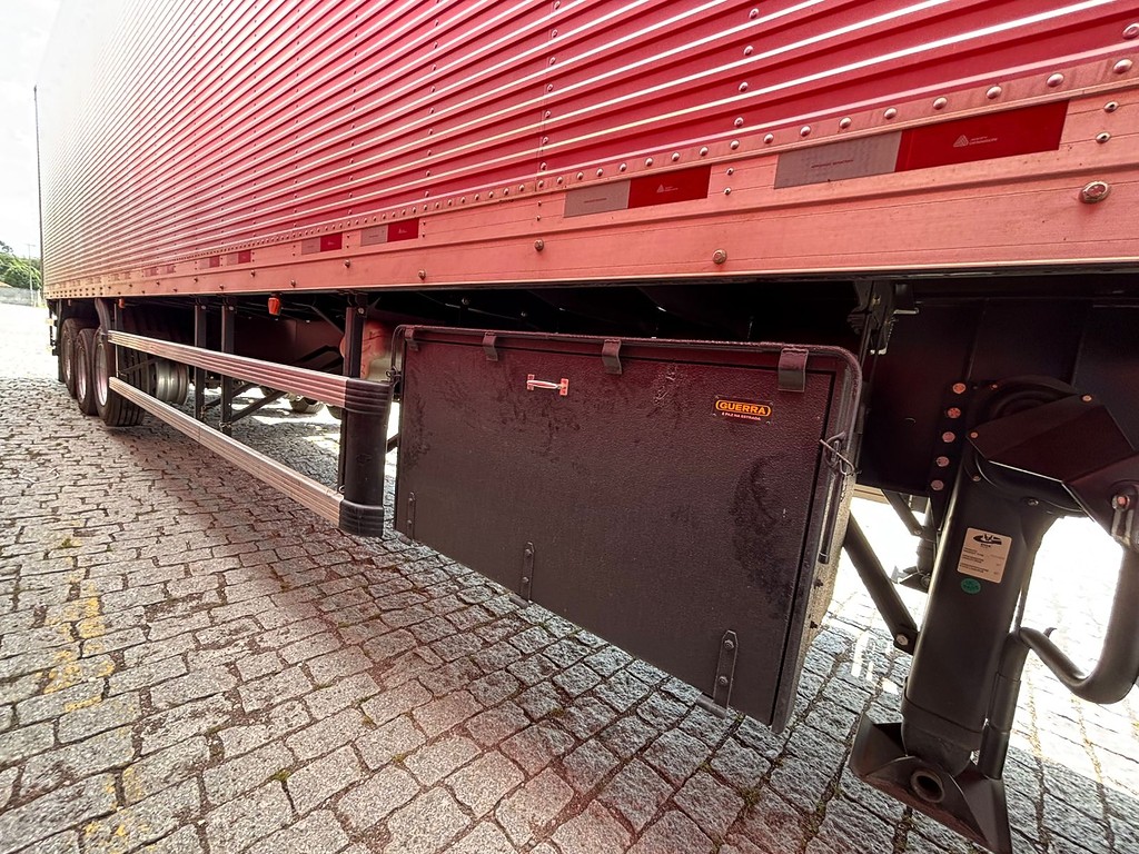 Carreta SEMI-REBOQUE BAU FURGAO Guerra ANO 2025 3 Eixos de Geração Caminhões e Carretas no Paraná