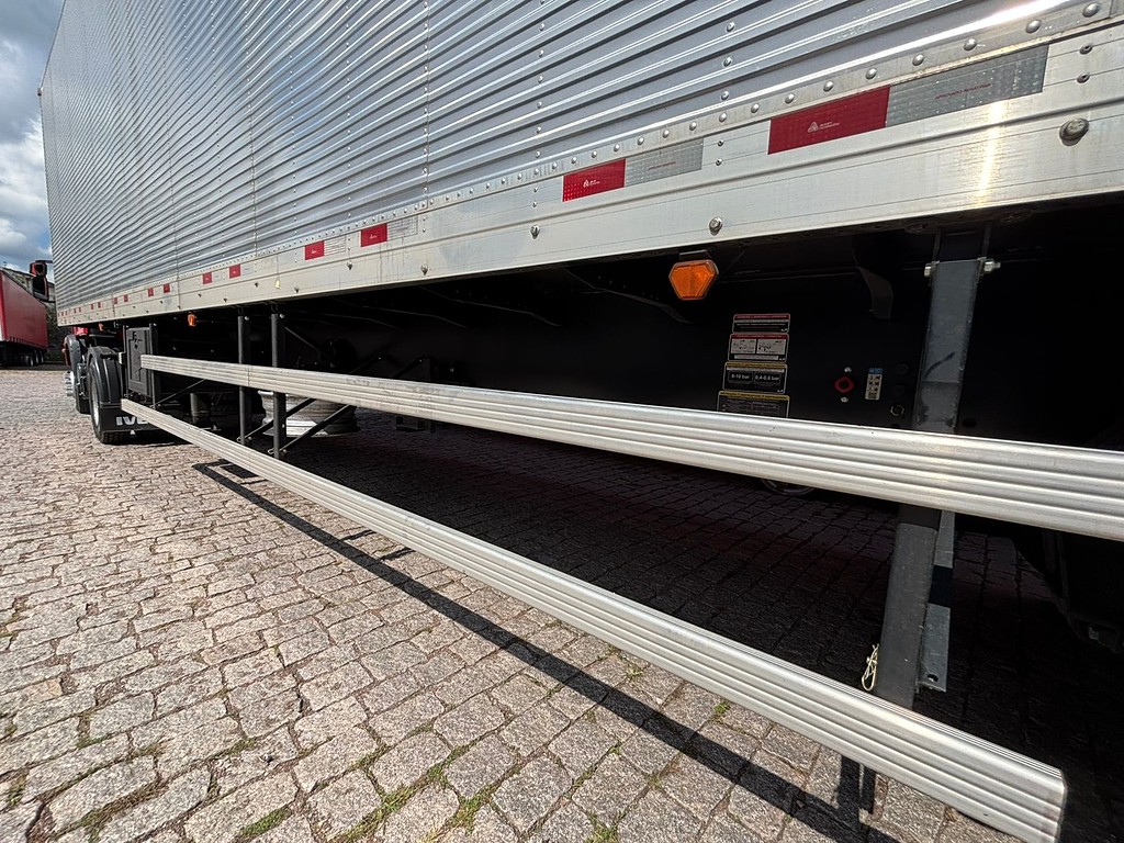 Carreta SEMI-REBOQUE BAU FURGAO Guerra ANO 2025 3 Eixos de Geração Caminhões e Carretas no Paraná