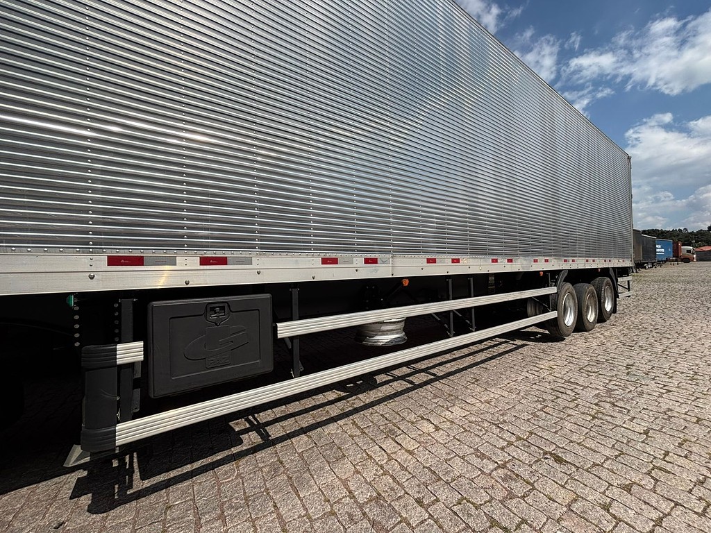 Carreta SEMI-REBOQUE BAU FURGAO Guerra ANO 2025 3 Eixos de Geração Caminhões e Carretas no Paraná