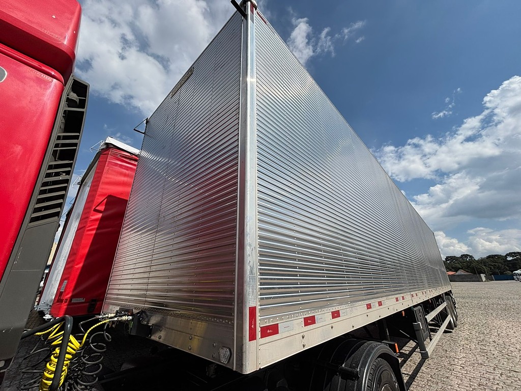 Carreta SEMI-REBOQUE BAU FURGAO Guerra ANO 2025 3 Eixos de Geração Caminhões e Carretas no Paraná