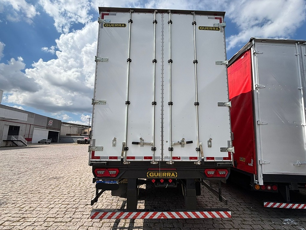 Carreta SEMI-REBOQUE BAU FURGAO Guerra ANO 2025 3 Eixos de Geração Caminhões e Carretas no Paraná