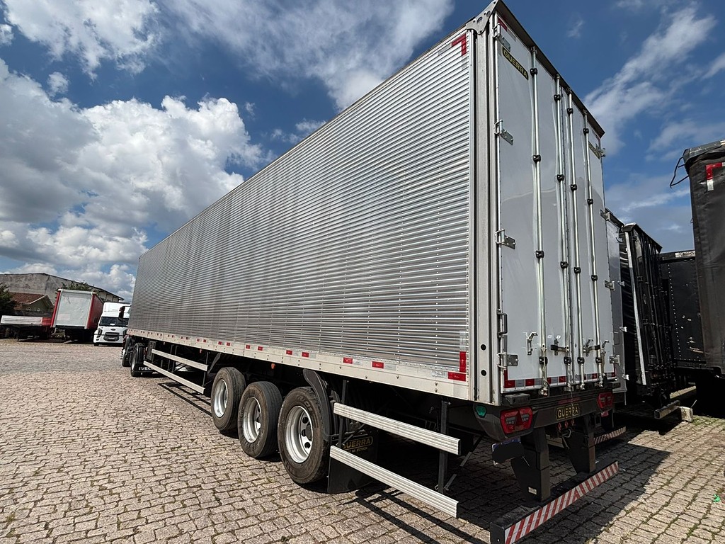 Carreta SEMI-REBOQUE BAU FURGAO Guerra ANO 2025 3 Eixos de Geração Caminhões e Carretas no Paraná