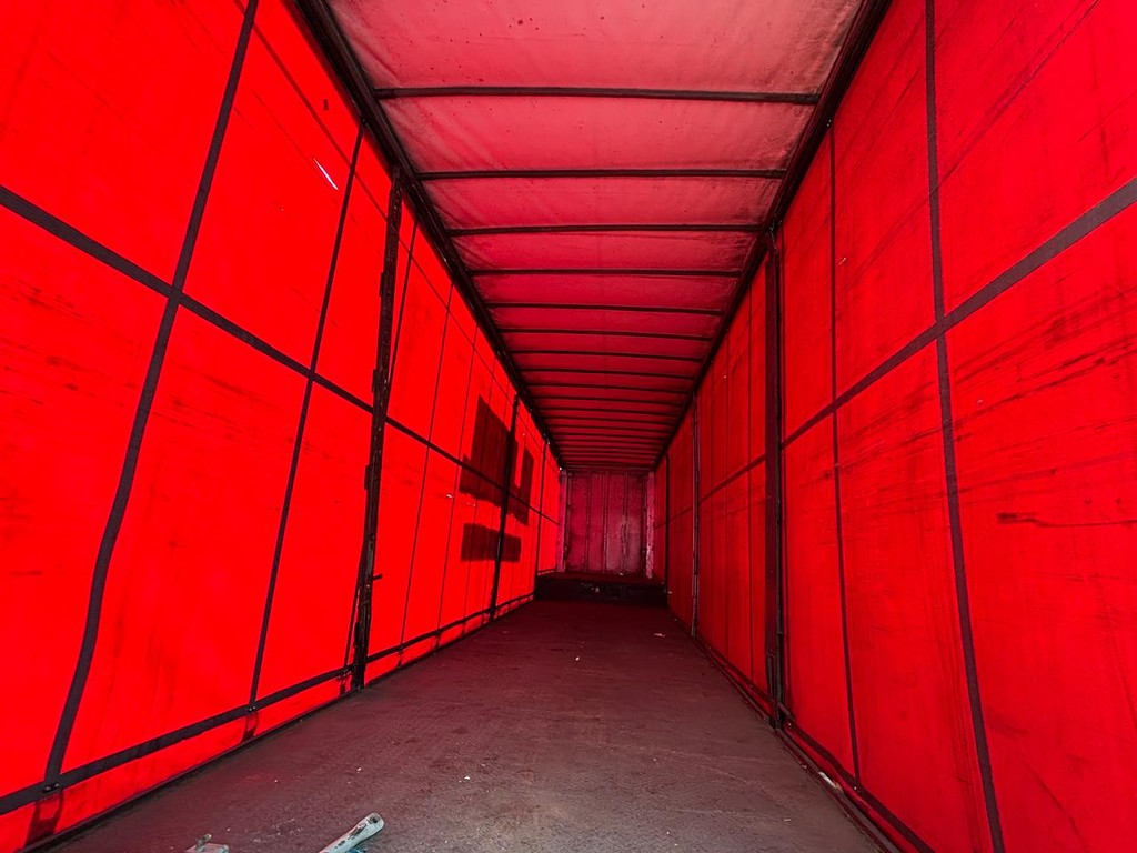 Carreta SEMI-REBOQUE BAU SIDER Randon ANO 2000 1 Eixo de Geração Caminhões e Carretas no Paraná