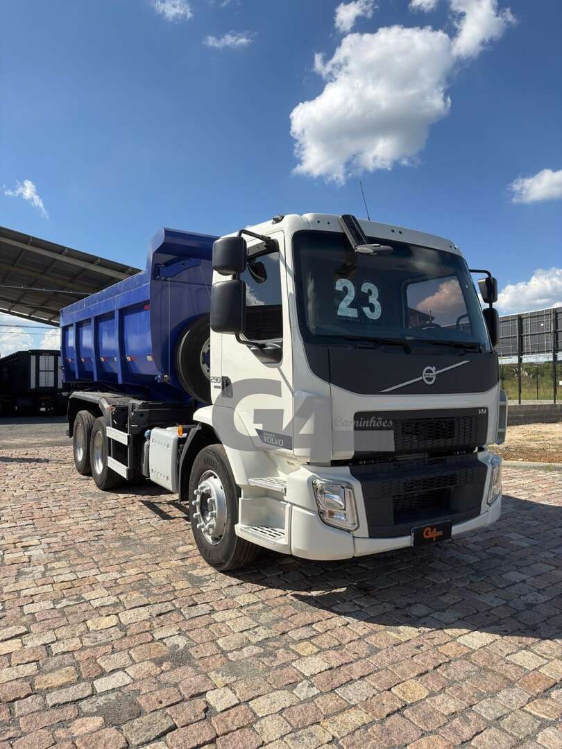 Caminhão VOLVO VM 290 MAX Caçamba Basculante ANO 2023 de G4 Caminhões no Paraná