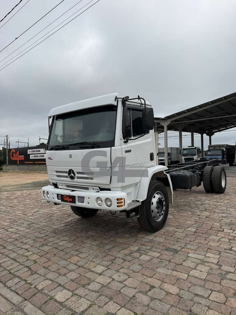 Caminhão MERCEDES BENZ MB 1215 Chassis ANO 2002 de G4 Caminhões no Paraná