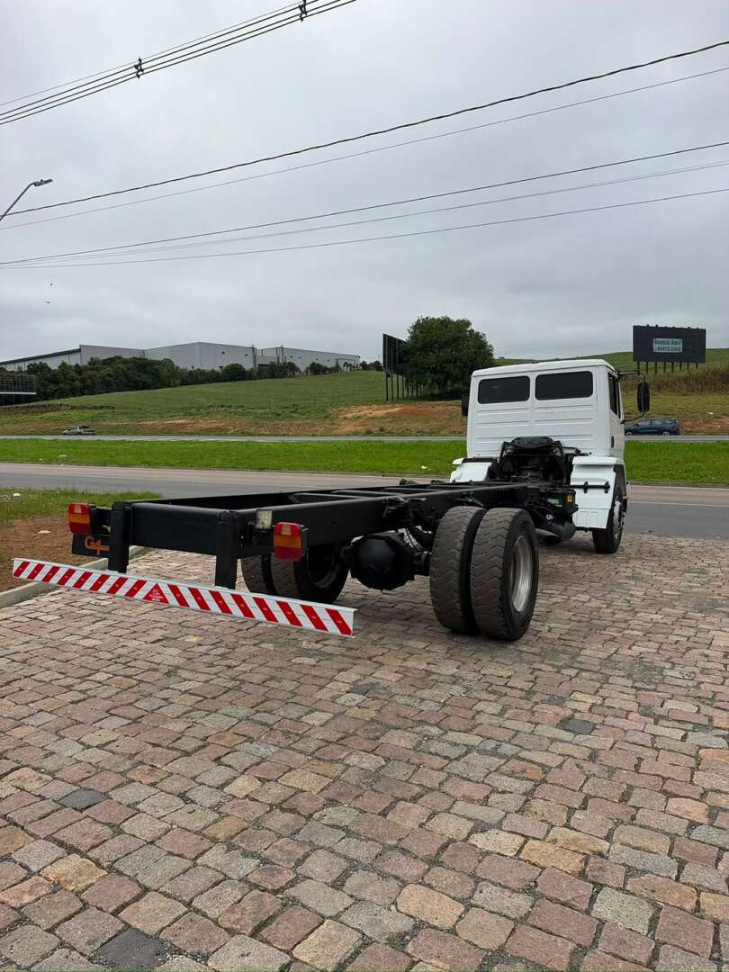 Caminhão MERCEDES BENZ MB 1215 Chassis ANO 2002 de G4 Caminhões no Paraná