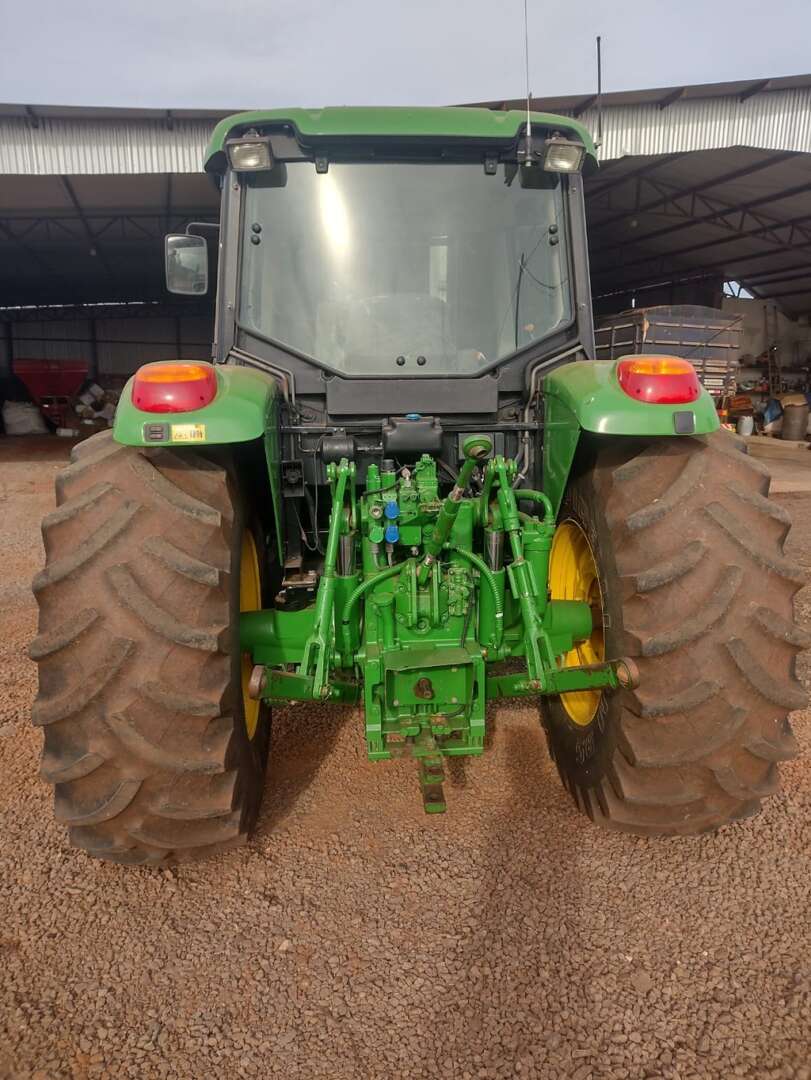 TRATOR JOHN DEERE JOHN DEERE 6110 ANO 2015 de Auto Máquinas Palotina no Paraná