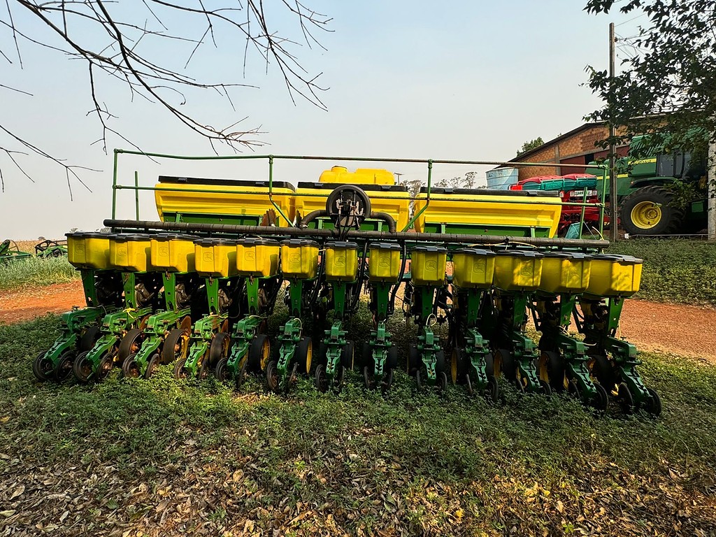 PLANTADEIRA JOHN DEERE PLANTADEIRAS 1113 ANO 2015 de Auto Máquinas Palotina no Paraná