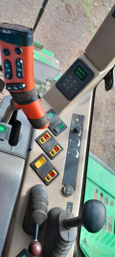 COLHEITADEIRA JONH DEERE JOHN DEERE 1550 ANO 2005 de Auto Máquinas Palotina no Paraná