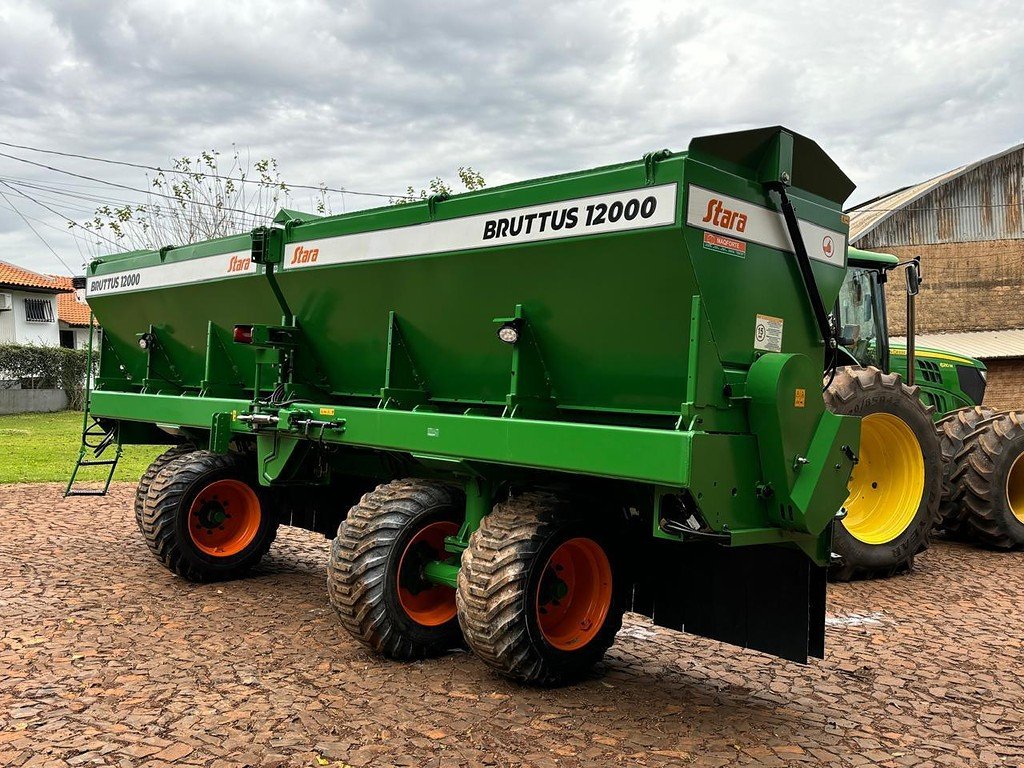 IMPLEMENTOS AGRICOLAS DISTRIBUIDOR DISTRIBUIDOR 12000 ANO 2022 de Auto Máquinas Palotina no Paraná