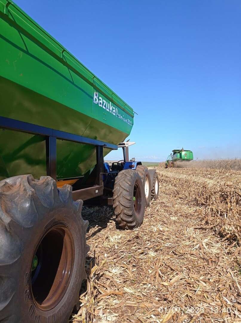 IMPLEMENTOS AGRICOLAS CARRETA BAZUKA GRANELEIRA 20000 ANO 2004 de Auto Máquinas Palotina no Paraná