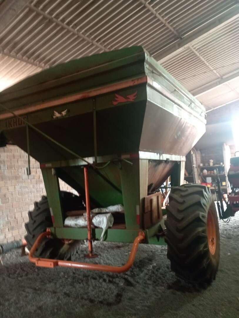 IMPLEMENTOS AGRICOLAS CARRETA BAZUKA GRANELEIRA 15000 ANO 2015 de Auto Máquinas Palotina no Paraná