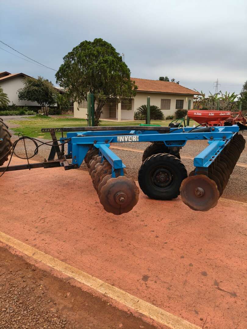 IMPLEMENTOS AGRICOLAS GRADE NIVELADORA NIVELADORA 44 DISCOS ANO 2002 de Auto Máquinas Palotina no Paraná