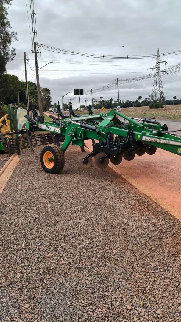 IMPLEMENTOS AGRICOLAS ESCARIFICADOR 11 HASTES DISCO CORTE ANO 2019 de Auto Máquinas Palotina no Paraná