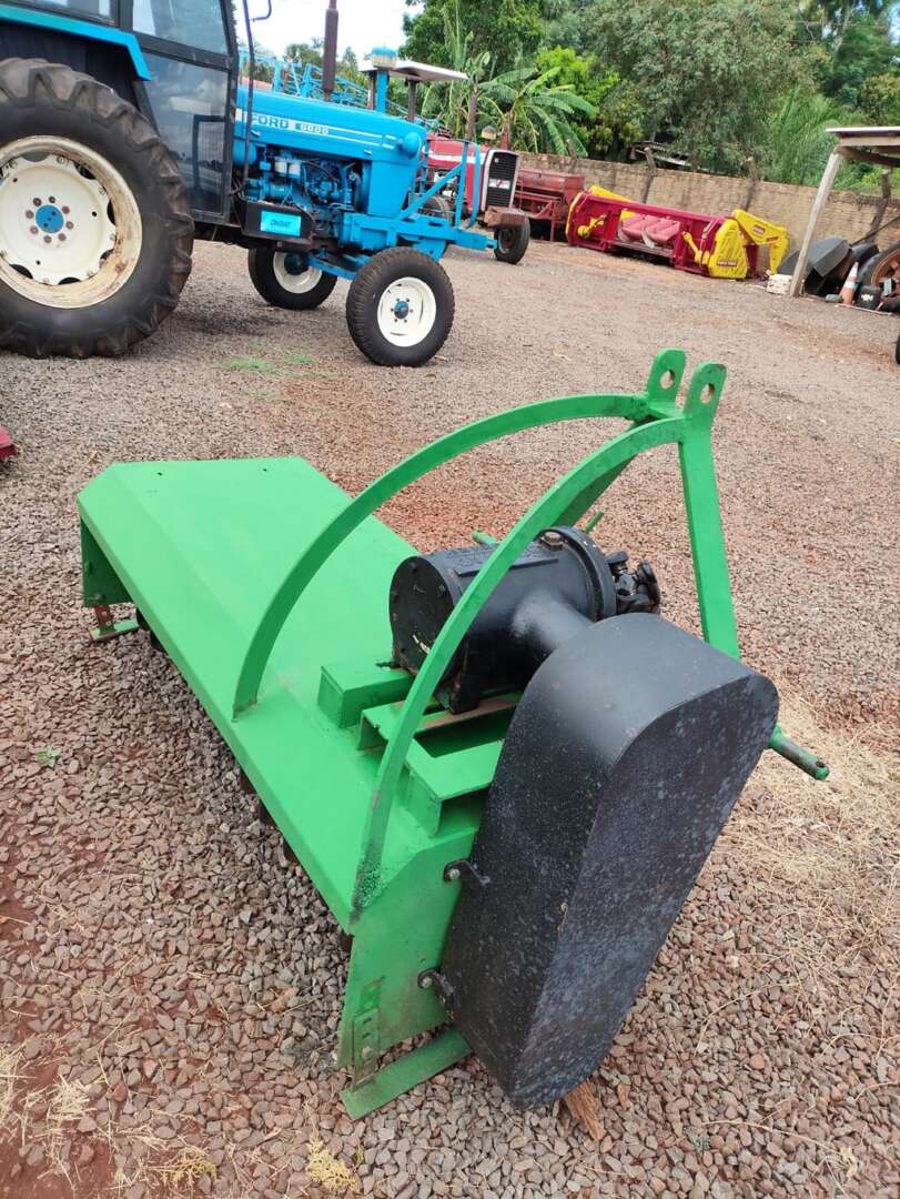 IMPLEMENTOS AGRICOLAS TRITURADOR DE LIMPEZA TRITURADOR AVIÁRIO ANO 2008 de Auto Máquinas Palotina no Paraná