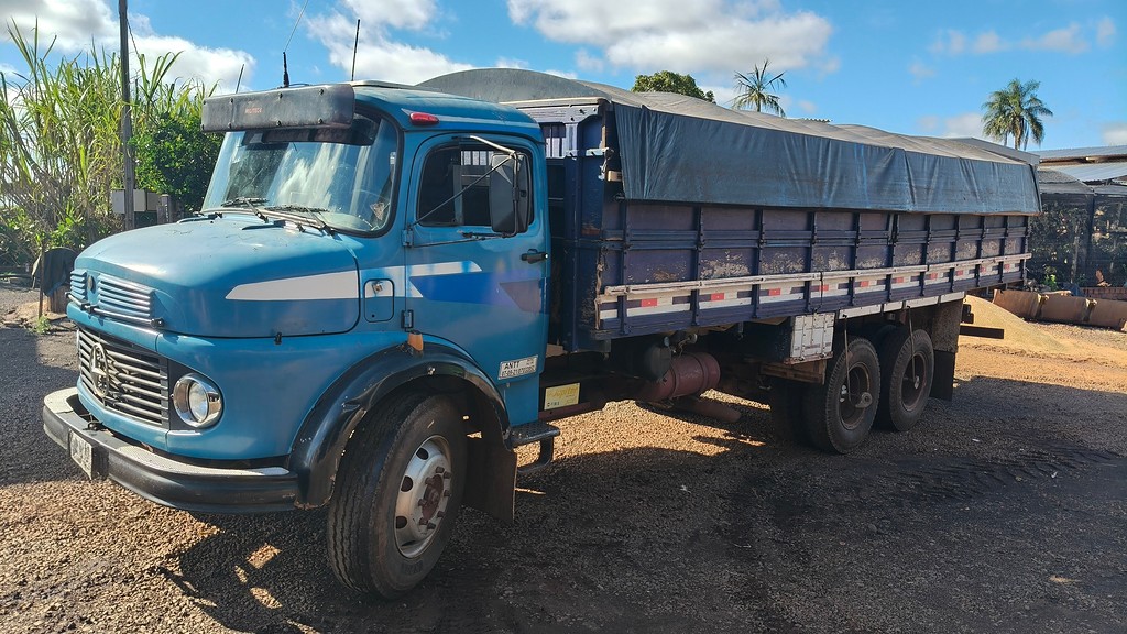 Caminhão MERCEDES BENZ MB 1113 Graneleiro ANO 1975 de Auto Máquinas Palotina no Paraná